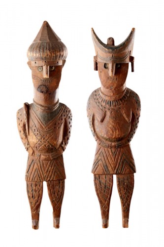 Paire de figures funéraires sculptées du peuple Kalasha