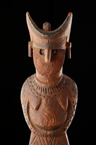 XIXe siècle - Paire de figures funéraires sculptées du peuple Kalasha