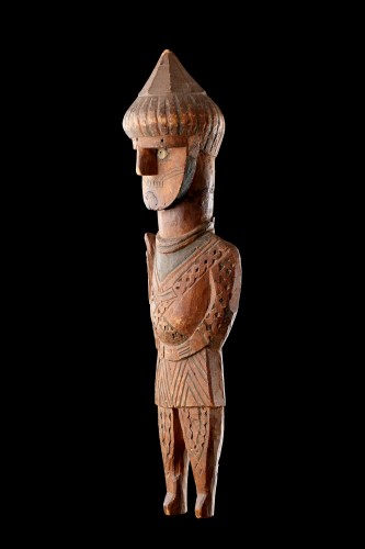 Antiquités - Paire de figures funéraires sculptées du peuple Kalasha