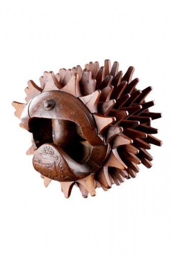 « Bracciale » toscan sculpté en noyer, utilisé pour le « Pallone col Bracciale »