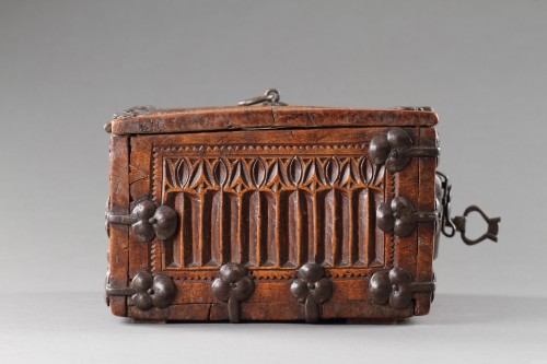 A Finely Carved and Metal Mounted Casket ‘Minnekästchen’ with original lock - Decorative Objects Style 