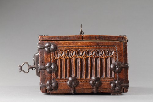 A Finely Carved and Metal Mounted Casket ‘Minnekästchen’ with original lock - 