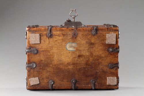 A Finely Carved and Metal Mounted Casket ‘Minnekästchen’ with original lock - 