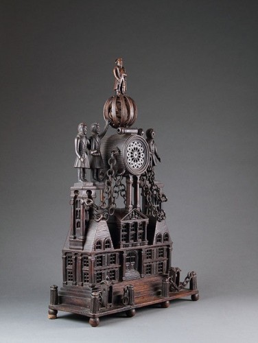 Deux curieux modèles architecturaux naïfs français en noyer sculpté - Finch and Co