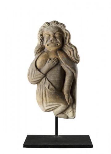 Corbeau en pierre de York représentant Asénath, épouse de Joseph, fille de Potiphéra