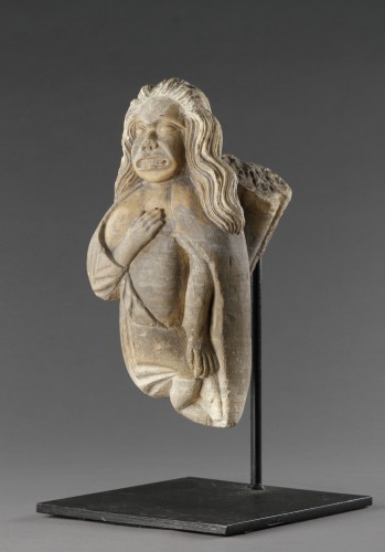 Corbeau en pierre de York représentant Asénath, épouse de Joseph, fille de Potiphéra - Sculpture Style 