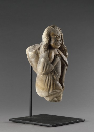 Corbeau en pierre de York représentant Asénath, épouse de Joseph, fille de Potiphéra - 