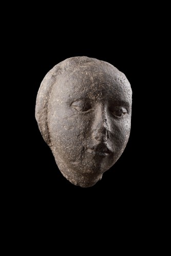 An Early Carved Head of the Virgin from an Altar or Sarcophagus - Sculpture Style 