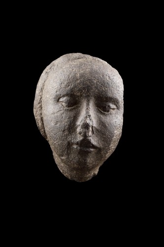 Antiquités - An Early Carved Head of the Virgin from an Altar or Sarcophagus