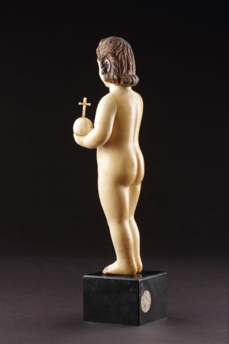 Art sacré, objets religieux  - L'Enfant Jésus en ivoire, travail Indo-portugais Goa XVIIIe siècle