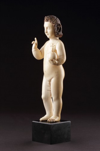 XVIIIe siècle - L'Enfant Jésus en ivoire, travail Indo-portugais Goa XVIIIe siècle
