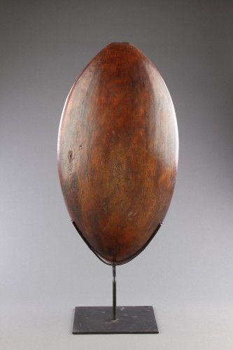18th century - Polynesian Austral Islands Stone Carved Shallow Leaf Shaped Dish ‘Umete’ 