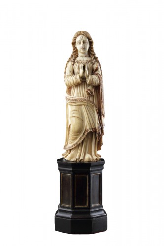 Madone indo-portugaise en ivoire sculpté, les mains jointes en prière