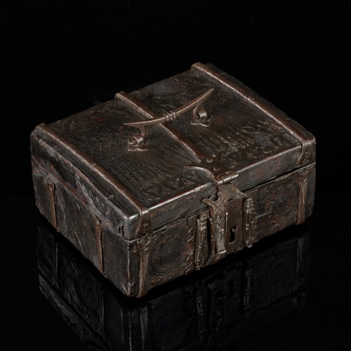 An Iron-mounted wooden Casket France - Objects of Vertu Style Middle age