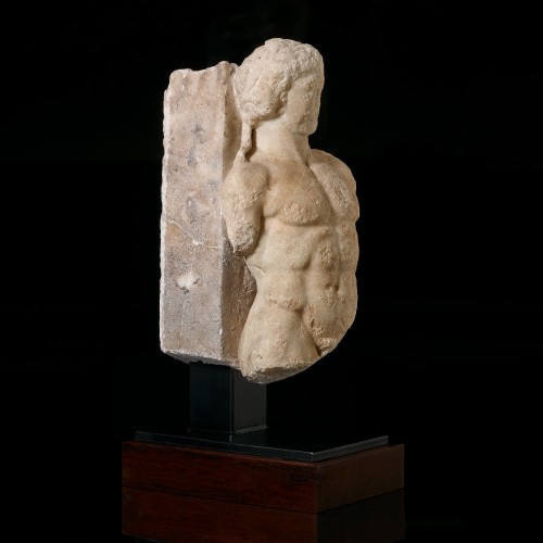 Un Trapezophoros avec le Torse d'un Jeune, peut-être Apollon - Sculpture Style 