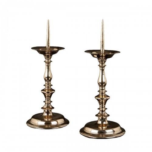 Une impressionnante paire de chandeliers Baluster Pricket