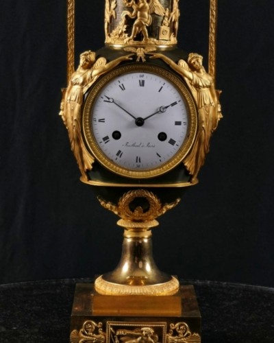 Pendule urne en bronze doré, cadran signé Berthoud à Paris - Horlogerie Style Empire