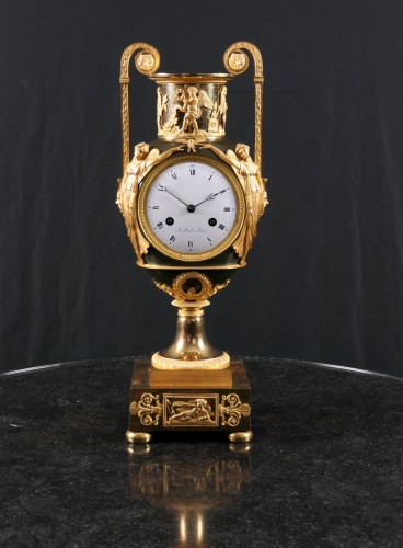 Horlogerie Pendule - Pendule urne en bronze doré, cadran signé Berthoud à Paris