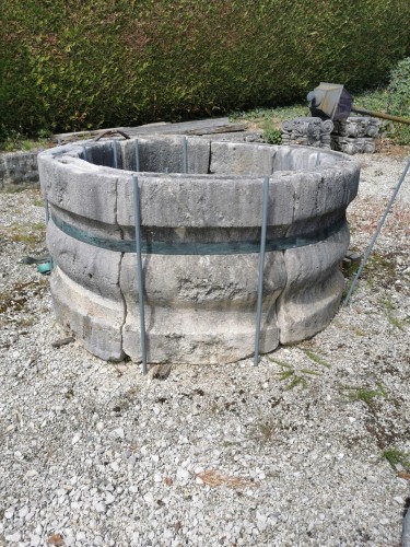 Large stone well from the 18th century. - 