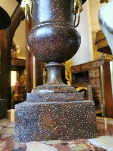 Paire de vases Médicis à l'imitation du porphyre - Frédéric Brossy