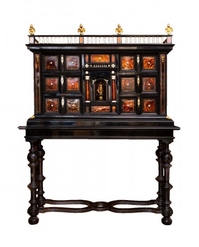 Grand cabinet en écaille et ébène du XVIIe siècle