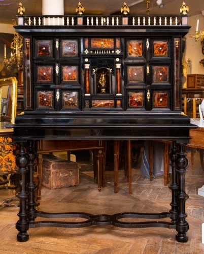 XVIIe siècle - Grand cabinet en écaille et ébène du XVIIe siècle