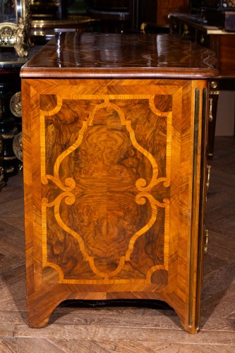 Mobilier Commode - Large commode arbalète du XVIIIe siècle