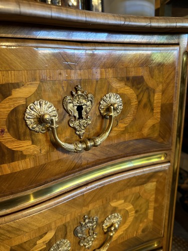 Large commode arbalète du XVIIIe siècle - Frédéric Brossy