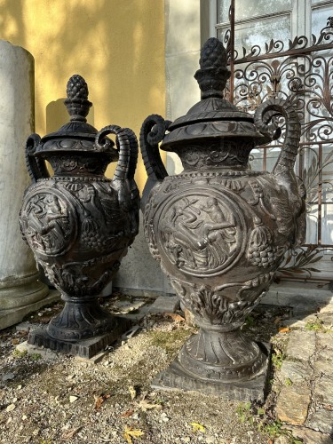 19th century - Pair of large covered cast-iron vases