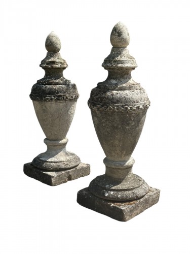 Paire de grande urnes couvertes