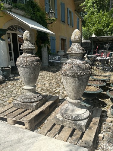 XVIIIe siècle - Paire de grande urnes couvertes