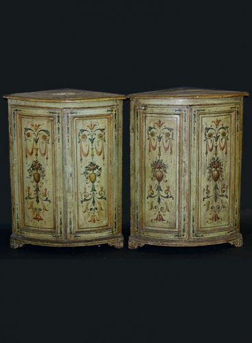 Pair of Italian, Neoclassical, painted corner cabinets - Furniture Style Louis XVI