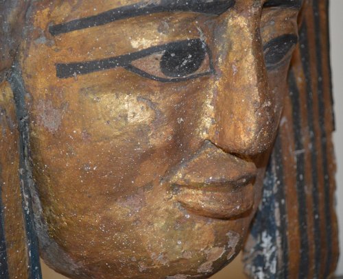 Masque de momie Égyptienne en bois doré et polychromé - Archéologie Style 
