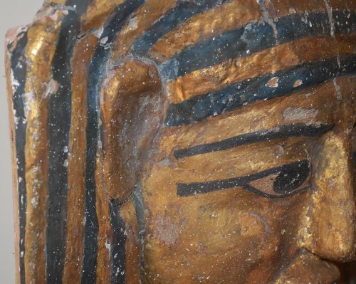 Archéologie  - Masque de momie Égyptienne en bois doré et polychromé