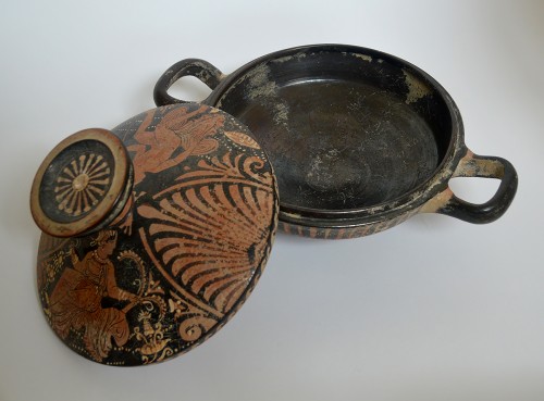 Apulian, red-figured, terra cotta lekanis (two-handled, ancient Greek bowl) - 