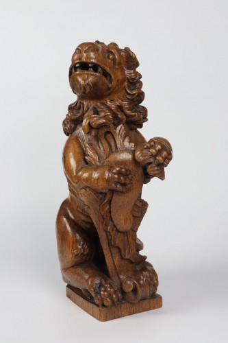 Lion assis au blason, Flandres 17e siècle - Sculpture Style 