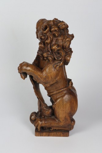 Sculpture Sculpture en Bois - Lion assis au blason, Flandres 17e siècle
