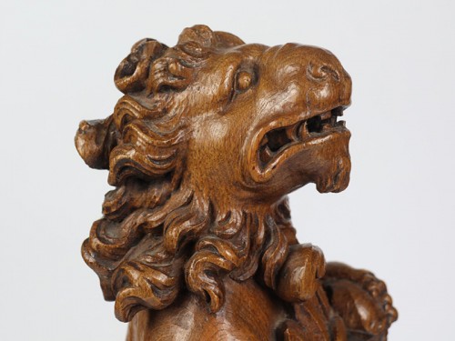 17th century - Baroque seated lion with coat of arms, Flemish 17th century