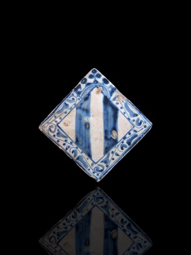 Céramiques, Porcelaines  - Carreau gothique au blason de Valencia, Manises 1400-1450