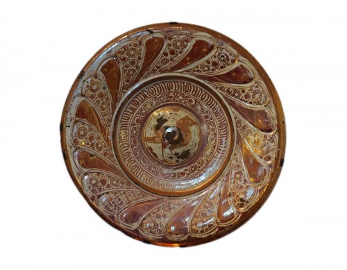 Large Hispano-moresque lustreware dish, Spain, 16th century