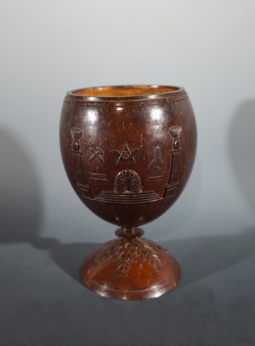 Coupe en noix de coco aux symboles maçonniques, XIXè siècle - Objets de Curiosité Style 