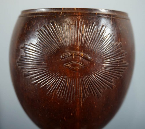 Objets de Curiosité  - Coupe en noix de coco aux symboles maçonniques, XIXè siècle