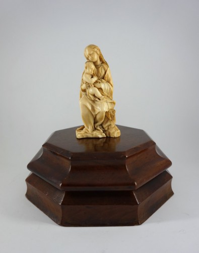 Vierge à l'enfant en ivoire, Allemagne ou Pays-Bas vers 1650 - Sculpture Style 