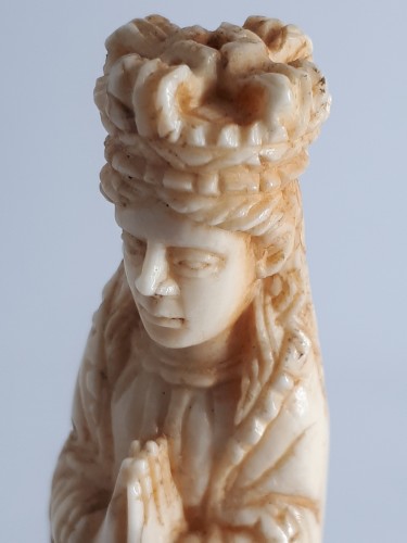 18th century - Indo-Portuguese miniature ivory figure of the Virgin, Goa, mid-XVIIIth cent