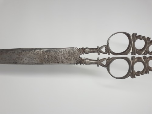 Paire de ciseaux en fer forgé et gravé, Espagne 1781 - Objets de Curiosité Style 