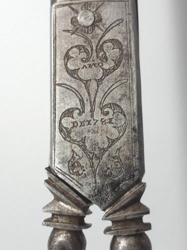 Paire de ciseaux en fer forgé et gravé, Espagne 1781 - Galerie Noël Ribes
