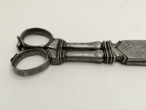 Spanish desk scissors in wrought and engraved iron, dated 1692 - Curiosities Style 