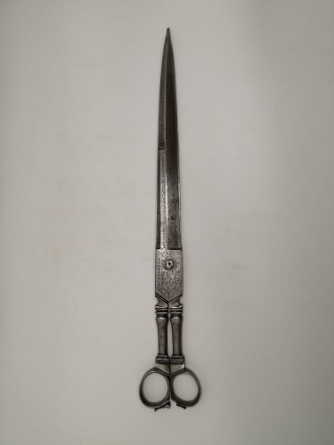 Curiosities  - Spanish desk scissors in wrought and engraved iron, dated 1692