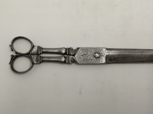 Spanish desk scissors in wrought and engraved iron, dated 1692 - 