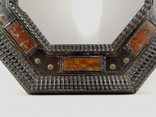 Octagonal frame with pietra dura decoration, Italy, XVIIth century - Decorative Objects Style 